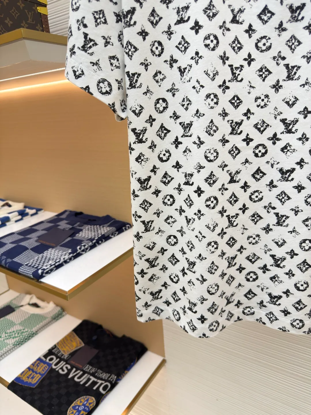 LOUIS VUITTON full printed logo short sleeves [women's clothing] ●Item number: 1680361-A15 ●Fabric: pure cotton fabric ●Technology: printing production ●Version: fitted version ●Weight: about 210 grams ●Size: S-M-L ●Description: 25 spring and summer new short sleeves 8900 purchased Zp dismantling and making, custom-woven and dyed Peruvian ROW imperial fabric. It truly uses 100% pure cotton yarn to weave and ship the fabric according to the version. You can zoom in on the process to see the details, except that the restoration degree is close to 98 or above. The workmanship is also invincible. It is truly restored and you can just buy it with your eyes closed. The overall wiring is straight and delicate, the fabric is comfortable and soft, and the color is consistent without color difference. It can be matched with the same style to create a fashionable look and control various occasions. Customized accessories, complete with three standards, same style for men and women!